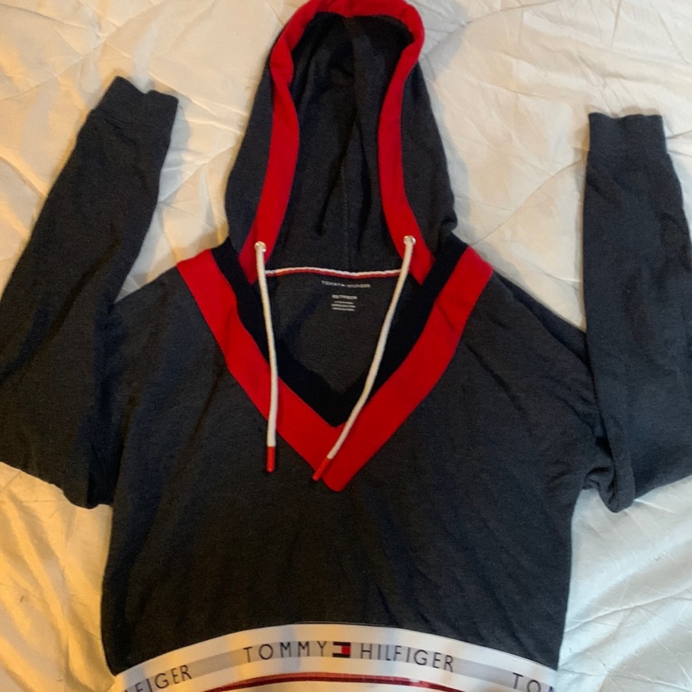 Tommy Hilfiger cropped sweatshirt.
